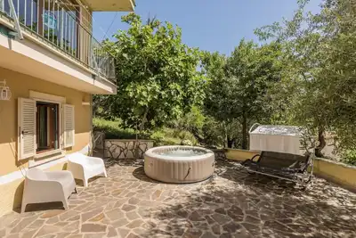 Image de Joli appartement avec bain à remous, Wifi, Tv, terrasse, animaux admis, vue panoramique, parking