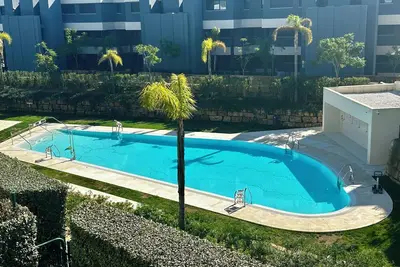 Image de Modern 3 bedroom apartment, indooor and outdoor pool, gym, 5 mins to the coast