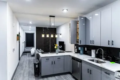 Image de 1-bedroom apartment-3 beds with WiFi, Ac, and parking included.