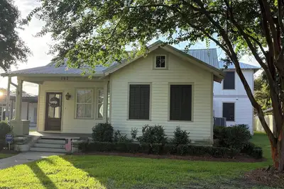 Image de Spacious 5-bedroom house in charming Bay St. Louis with WiFi, Ac