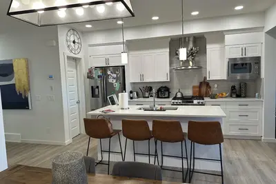 Image de Charming duplex near Spruce Meadows. Family-friendly!