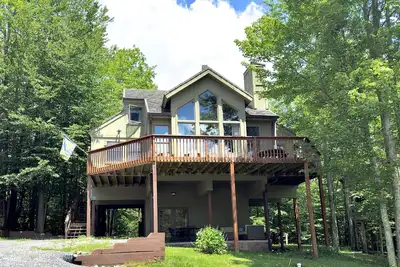 Image de Mins to Downtown Davis! Pool Access! Dog friendly!