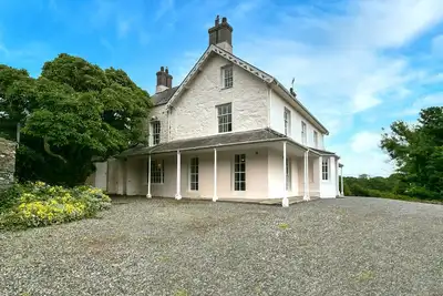 Image de Treiorwerth - a dog that sleeps 15 guests in 7 bedrooms