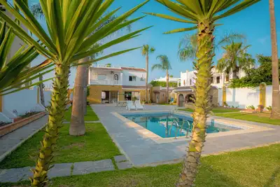 Image de villa cabo negro avec grand jardin et piscine et espace barbecue