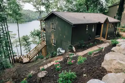 Image de Lakefront Living- Completely remodeled 3 Br/3. 5 Ba on water with dock.