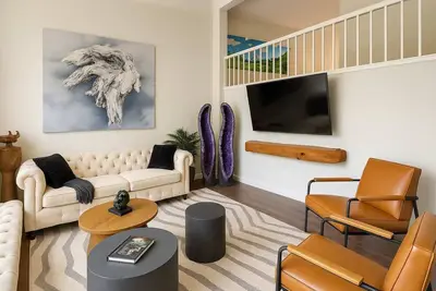 Image de Grand Piano, Cathedral Geodes, King Beds,