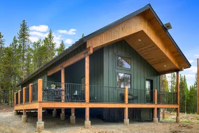 Image de Brand‑New 3br Mountain Home w/ Stargazing Deck + 1‑Acre Privacy
