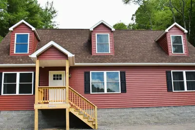 Image de Spacious new home built 2025. Great private outdoor area. Tons of amenities.
