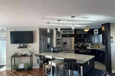 Image de 4br w/ Wine Fridge, Bar, Patio, Parking, Laundry