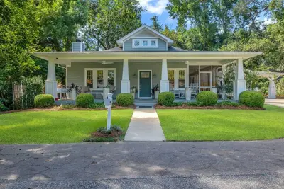 Image de Executive-Style Comfort, Sleeps 8, Outdoor Tv, Patio & Prime Midtown Location