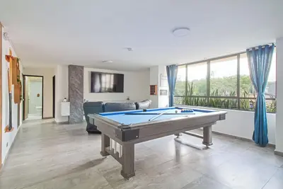 Image de 2 bedroom with pool table, p8, 1 block from Lleras park.