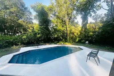 Image de Renovated Retreat | Heated Saltwater Pool | Bbq