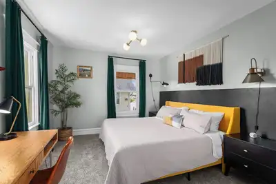 Image de Westport Central: King Beds! 16 min to Arrowhead! Mins to 39th St and Plaza