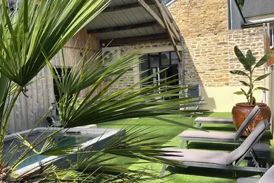 Image de Longere de caractère à 10 minutes de vannes. Piscine chauffée semi couverte