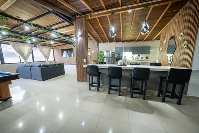 Image de 6 bedroom penthouse with pool table- 1 block from Lleras park p4