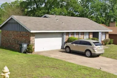 Image de “The Oakwood” Sleeps 6! Quiet Area! Community Swimming Pool! Near Downtown Bok!