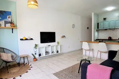 Image de Sunlit apt steps from beach! Cozy and modern. Walk everywhere. Perfect getaway!