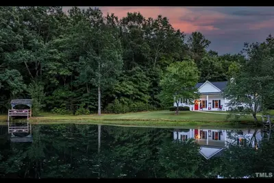 Image de Amazing 2br/2ba Farmhouse on 4 acres with a large pond. 4 beds total