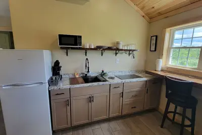 Image de New Cozy Cabin located in Oakland tucked away in a peaceful wooded scene.