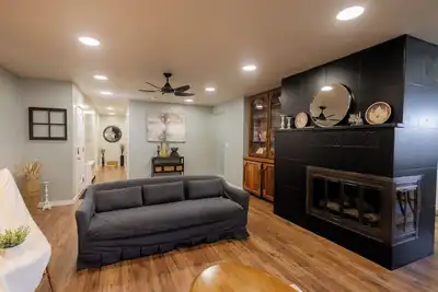 Image de Retro, Cozy, and Vintage Home with Games, Ac, and Wifi
