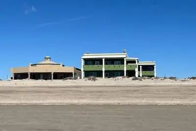 Image de 4 or 5 Bdrm Beachfront New Listing. Spacious, WiFi, Ac, sleeps up to 14 in beds