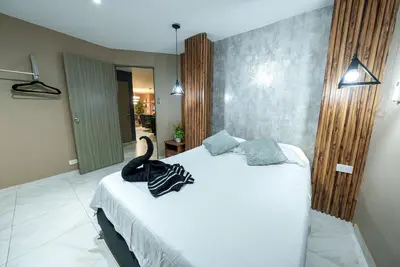 Image de 3 bedroom apartment, with arcade machine - 1 block from lleras park p7