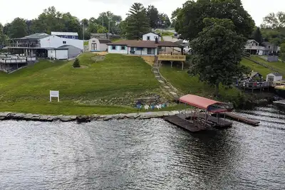 Image de Freshly Renovated 4 Br Lake House, 2 Docks, Free Kayaks, 2 Fire Pits