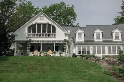 Image de Premier Woodstock Village Riverfront Home