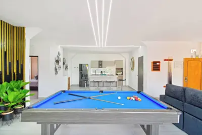 Image de 2 bedroom top floor with pool table, 1 block from Lleras park p9
