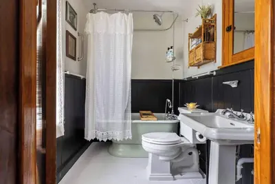 Image de 2 mi to Lake, 15 mi to Downtown Cle, Blocks from Ccf/Uh Euclid/Hospice, Antique Home, Fast WiFi, A/C, King Bed, Soaking Tub