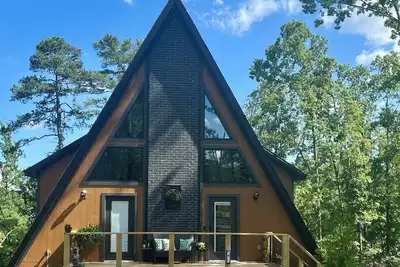 Image de Cozy 2-bedroom A-Frame Cabin in charming Hot Springs Village