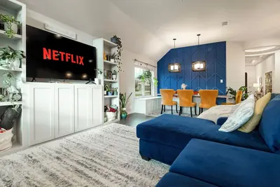 Image de Gorgeous 4Bed Home +Free Peloton Bike +Weight Room