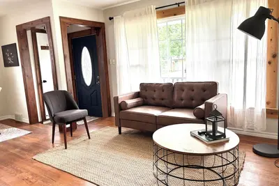 Image de Clean, Cozy & Central - Emu + 10 mins to Ann Arbor