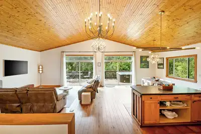 Image de Luxe•Hot Tub•Game Room•29 Min to Shenandoah National Park•River•5 Acres