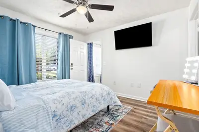 Image de Queen Bedroom inside a 4 Br Condo/New Au Oasis