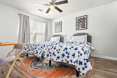 Image de Queen Bedroom inside a 4 Br Condo/New Au Oasis