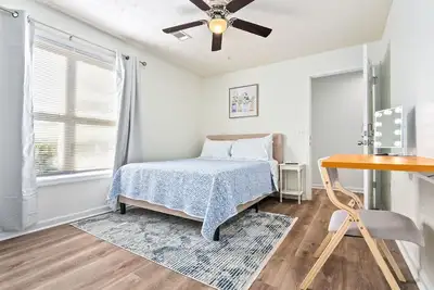 Image de New Queen Bedroom inside a 4 Br Condo/New Au Oasis 2 Mins to Downtown & Stadium