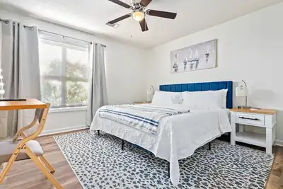 Image de New King Bedroom inside a 4 Br Condo/New Au Oasis 2 Mins to Downtown & Stadium