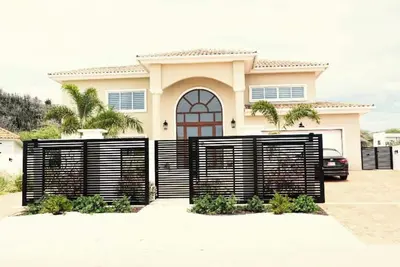 Image de Brand new 5, 000 sq ft  4-bedroom house with WiFi and Ac in gorgeous Noord