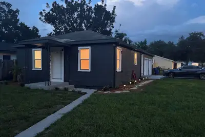 Image de Charming 2-bedroom Bungalow close to downtown St. Petersburg