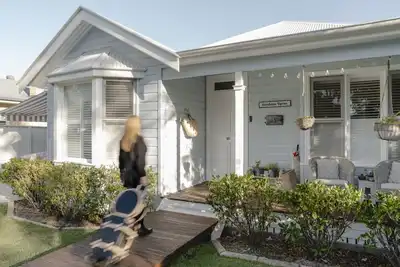 Image de Stanhope Byron – Central Stay with Coastal Vibes