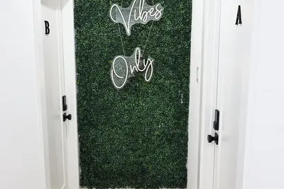 Image de 6br Funhouse w/ Court, Pool Table Dining & Tv in Every Bedroom