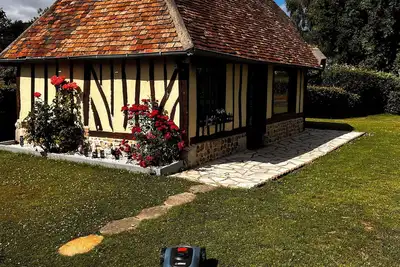 Image de maison normande au calme dans un ecrin de verdure