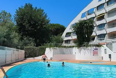 Image de Studio avec piscine et à 5 minutes de la plage
