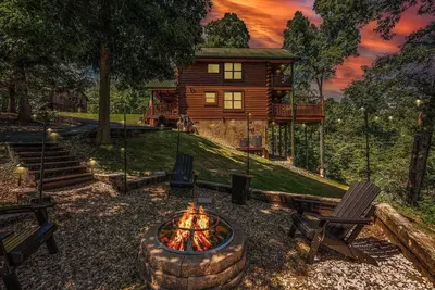 Image de Luxury Smoky Mountain Cabin | Sleeps 9 | Hot Tub, Fire Pit & Mini Golf