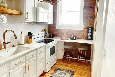 Image de Charming 1-bedroom condo that sleeps 4 in enchanting Savannah on Historic Square