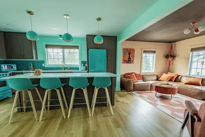 Image de Renovated Retro 3br Getaway - Hot Tub & Trail Access