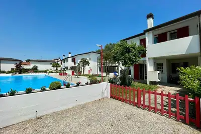 Image de Villa neuve avec jardin privé et piscine