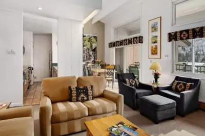 Image de Vail top floor condo. 2 Br+Loft, 3 Baths. Pool/Hot Tubs. Available 8/23-8/30.