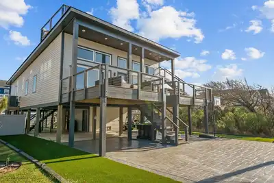 Image de Rooftop Deck, Ocean Views, & Backyard Oasis in Oki